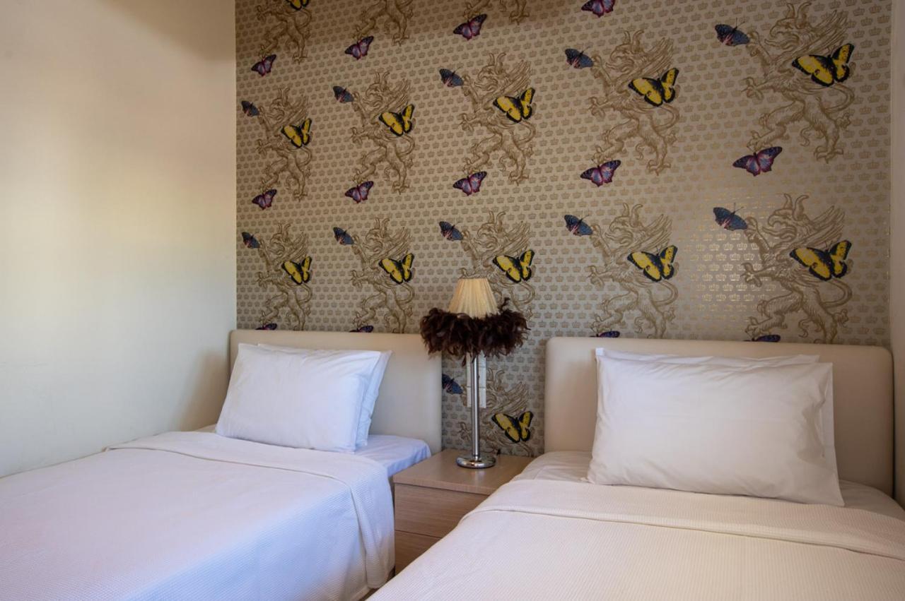 White Crystal Beachfront Apartment Goúrnes Eksteriør billede